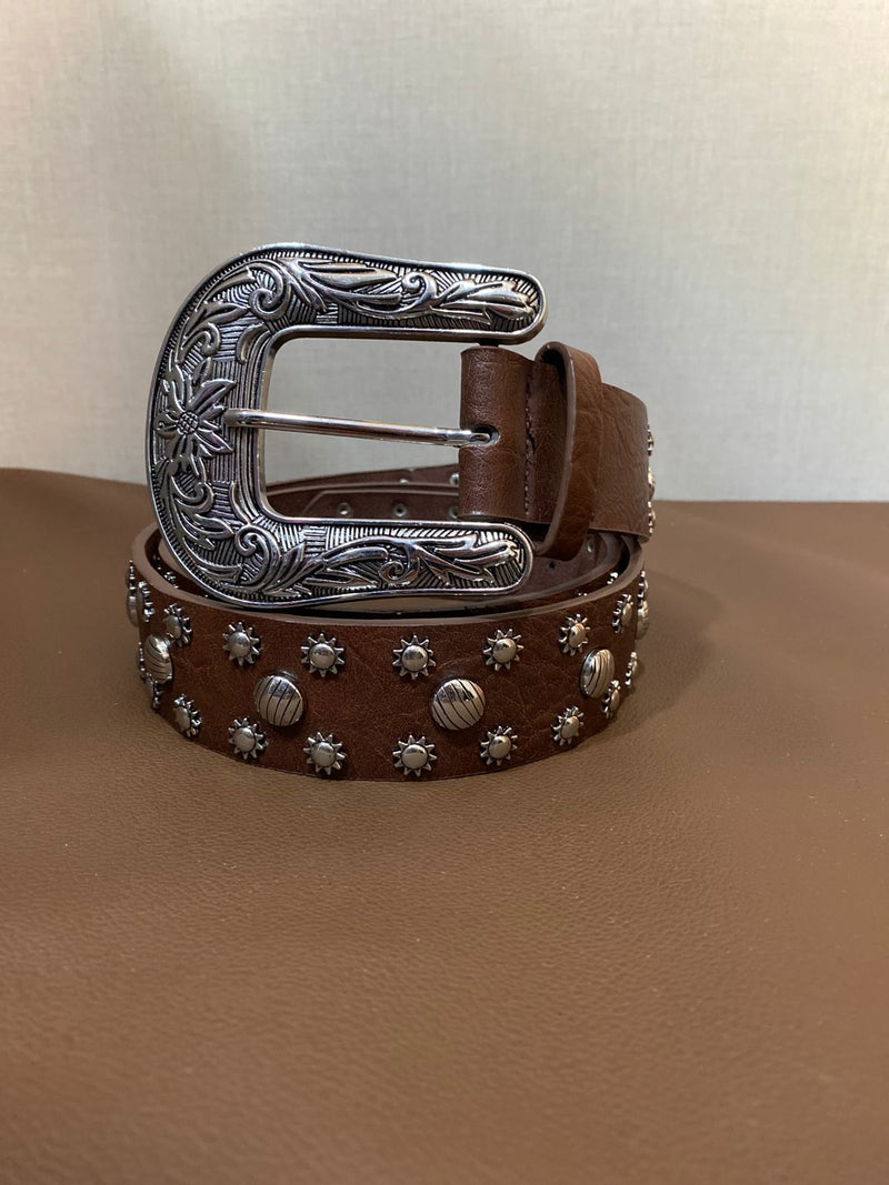 Cinto de Couro Cowboy com Fivela Floral e Apliques em Metal
