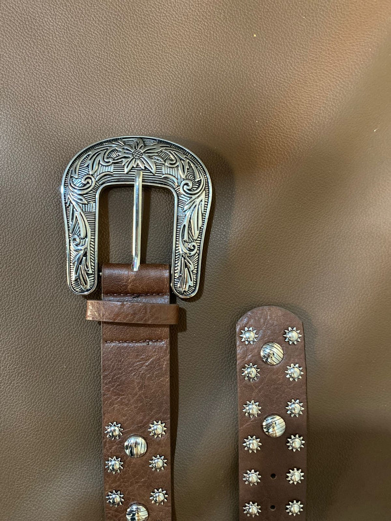 Cinto de Couro Cowboy com Fivela Floral e Apliques em Metal